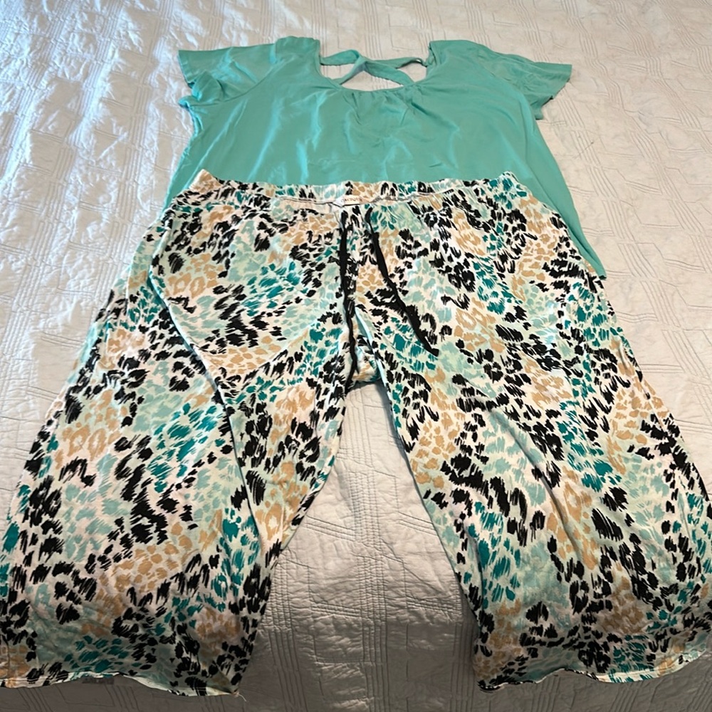 EUC Cacique SIZE 22/24 pajama set crop pant crisscross back top